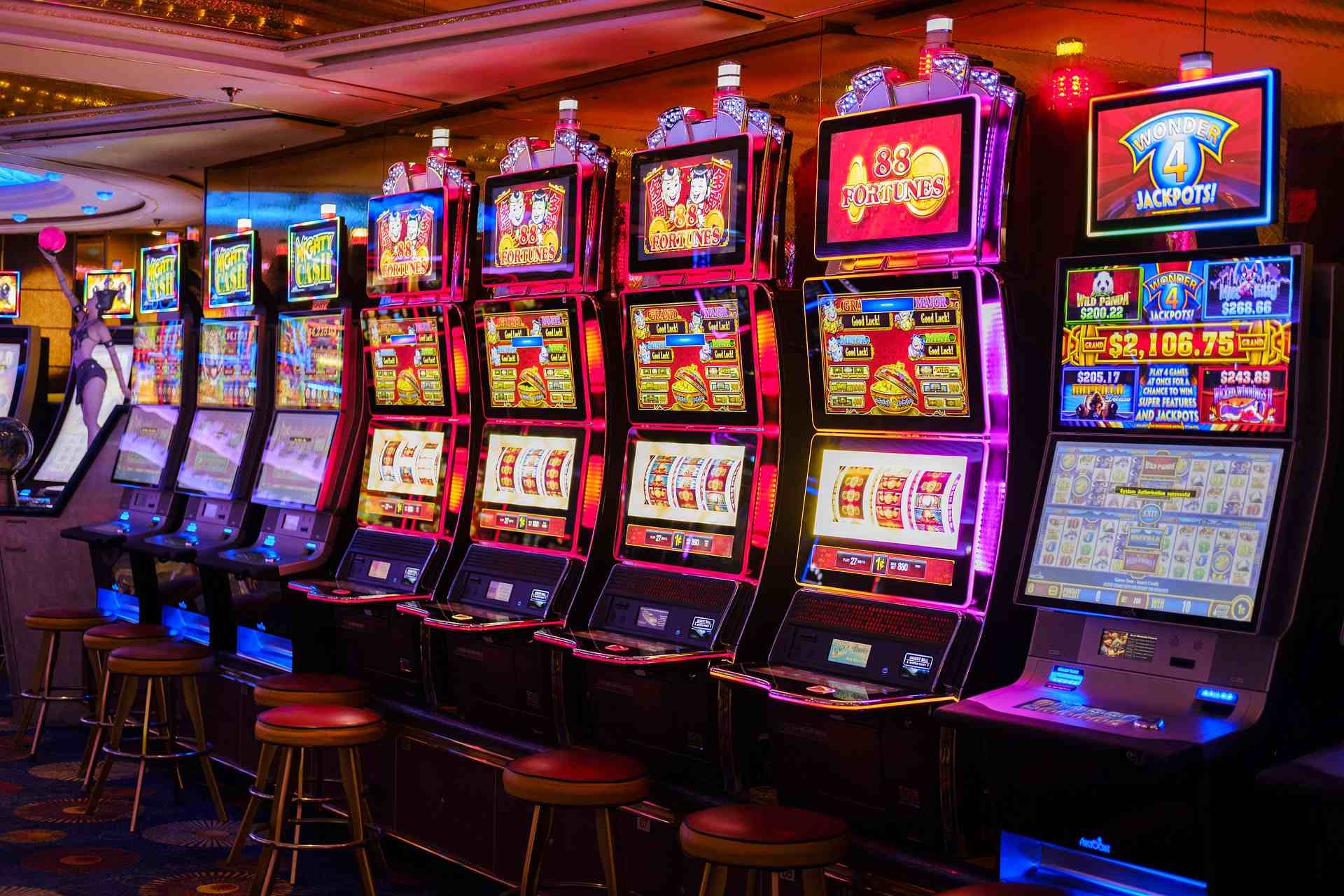 Ein Bild mehrerer leuchtender Spielautomaten