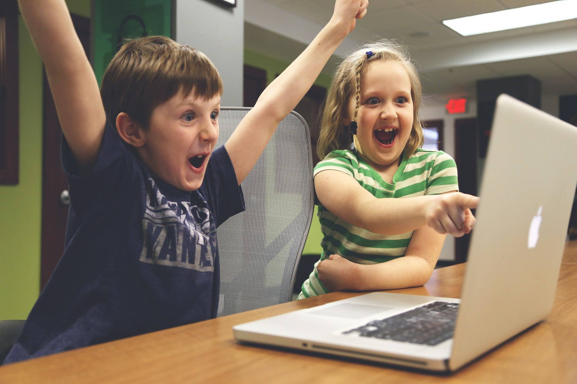 Zwei Kinder sitzen vor einem Computer